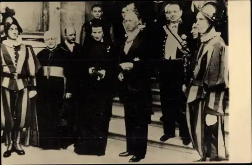 Foto Ak Adel Belgien, Geistlicher, Männer in Uniformen, Mary Lilian Baels, Leopold III