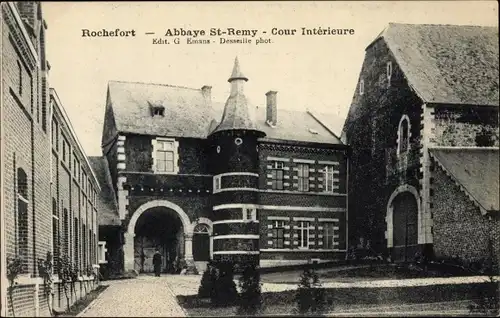 Ak Rochefort Wallonien Namur, Abbaye St-Remy, Cour Interieure