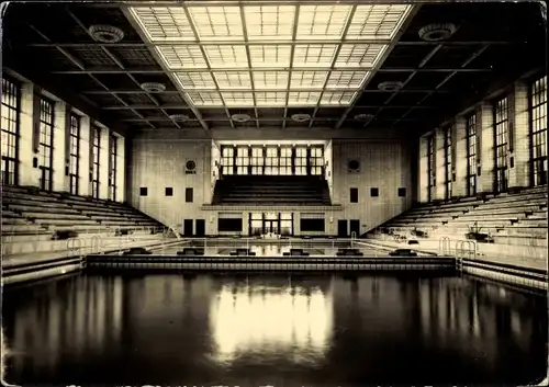 Ak Rostock in Mecklenburg, Hallenschwimmbad Neptun, Halle mit Tribüne