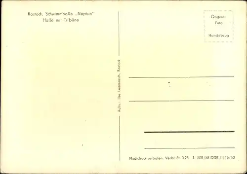 Ak Rostock in Mecklenburg, Hallenschwimmbad Neptun, Halle mit Tribüne