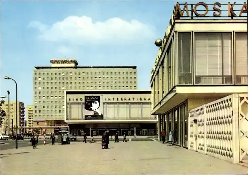 Ak Berlin Mitte, Interhotel Berolina und Kino International, Plakat, Karl Marx Allee