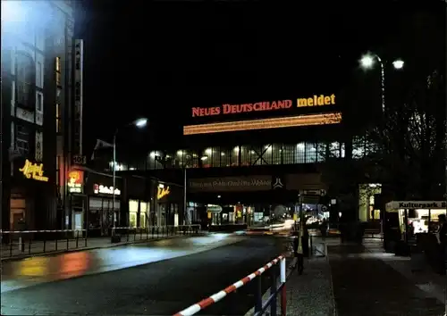 Ak Berlin Mitte, Bahnhof Friedrichstraße, Neues Deutschland meldet, Nachtbeleuchtung