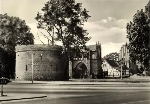 Ak Neubrandenburg in Mecklenburg, Mittelalterliche Wehranlage, Friedländer Tor, Gesamtansicht