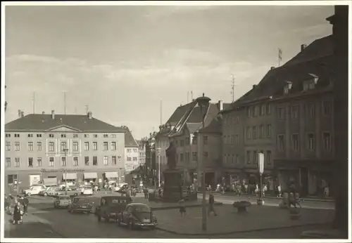 Ak Lutherstadt Eisleben, Marktplatz, Luther Denkmal, Autos