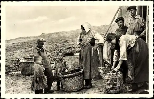 Ak Équihen Pas de Calais, Preparatifs pour la Peche