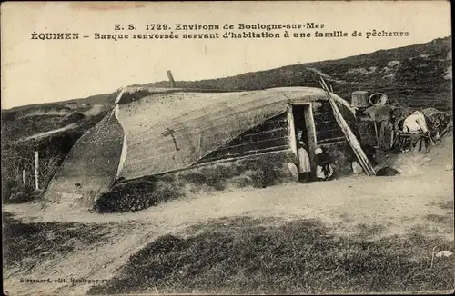 Ak Équihen Pas de Calais, Barque renvernee servant d'habitation a une famille de pecheurs