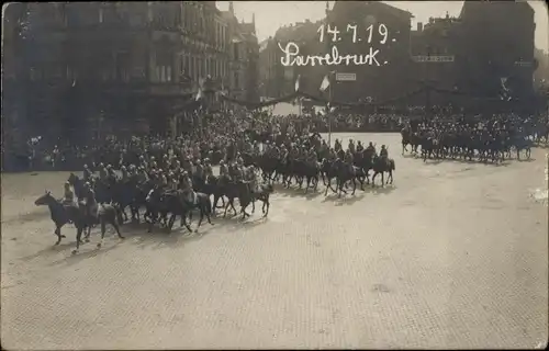 Foto Ak Saarbrücken im Saarland, Sarrebruck, Marschierende Soldaten, Parade, 14. Juillet 1919