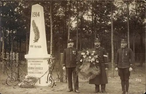 Foto Ak Königsbrück in der Oberlausitz, Truppenübungsplatz, Denkmal, Soldaten in Uniformen