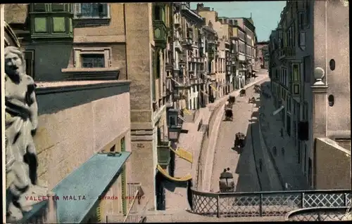 Ak Valletta Malta, Strada Levante, Straßenpartie, Statue