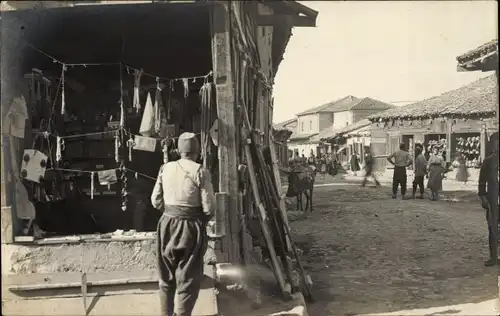 Foto Ak Prilep Mazedonien, Straßenpartie, Laden, Passanten