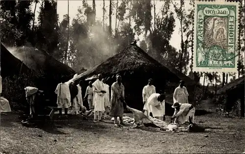 Foto Ak Äthiopien, Dorfpartie, Dorfbewohner, Jagdbeute, Fleisch