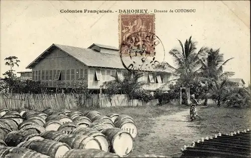 Ak Cotonou Dahomey Benin, Douane de Cotonou, Fässer, Palmen, Gebäude