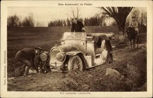 Ak Auf russischer Landstraße, Das Automobil im Felde, Auto steckt im Schlamm, I WK