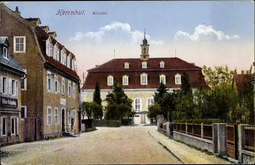 Ak Herrnhut in der Oberlausitz, Kirche, Straßenpartie