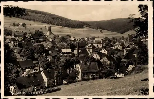 Ak Seiffen im Erzgebirge, Erbgericht "Buntes Haus", Gesamtansicht des Ortes