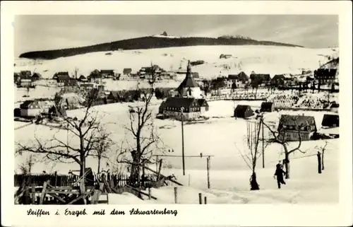 Ak Seiffen im Erzgebirge, Blick auf den Ort mit Schwartenberg, Winter, Kirche