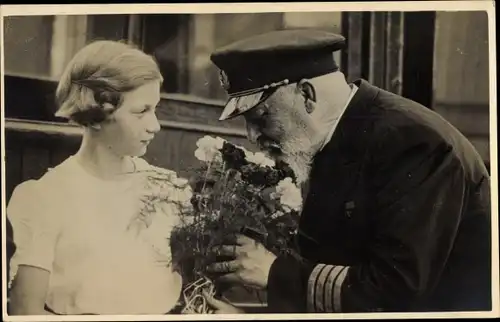 Ak Prinzessin Joséphine-Charlotte von Belgien, Kapitän der belgischen Marine, Blumenstrauß