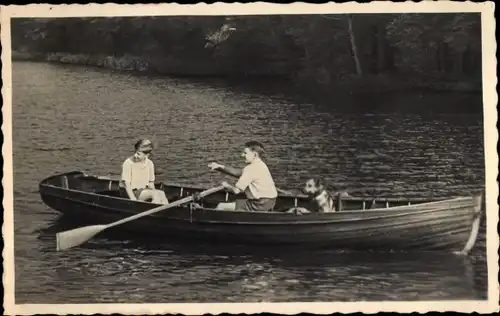 Foto Ak Adel Belgien, Prinzen mit Hund im Ruderboot