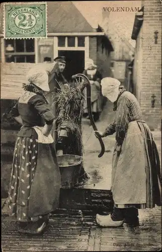 Ak Volendam Nordholland Niederlande, Frauen schöpfen Wasser, Niederländische Tracht