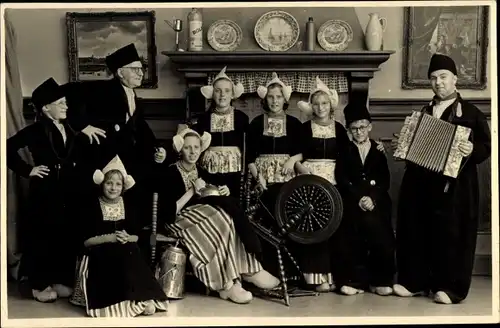 Foto Ak Volendam Nordholland Niederlande, Gruppenportrait, Tracht, Spinnrad, Akkordeon