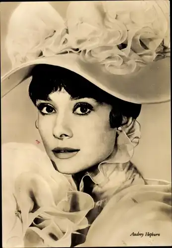 Ak Schauspielerin Audrey Hepburn, My Fair Lady, Hut, Perlenohrringe, Portrait
