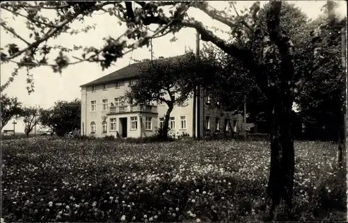 Ak Lauba Lawalde in der Oberlausitz, Gasthof Stadt Hamburg, Blumenwiese