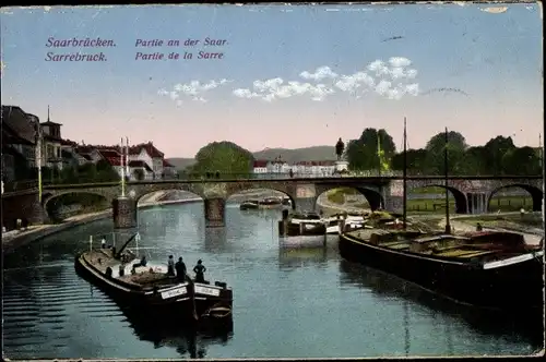 Ak Saarbrücken a.d. Saar, Saar mit Frachtern und Brücke