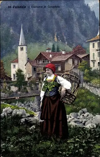 Ak Valsesia Piemonte Italien, Costume di Carcofo, Frau mit Tragkorb in Tracht, Kirche
