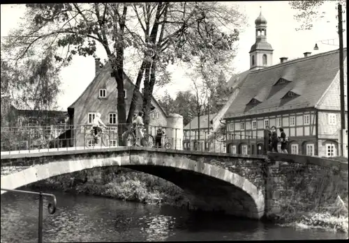 Ak Großschönau in der Oberlausitz Sachsen, Blick v. d. Mandau zur Kirche, Brücke