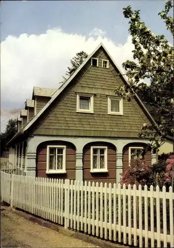 Ak Ostritz in der Oberlausitz, Oberlausitzer Umgebindehaus, Straßenansicht