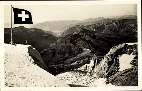 Ak Jungfraujoch Kanton Bern Schweiz, Fahne auf dem Berggipfel, Panoramablick