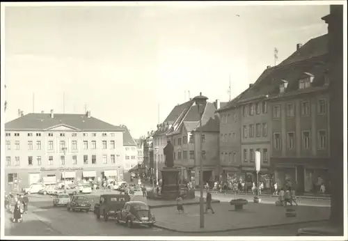 Ak Lutherstadt Eisleben, Marktplatz, Luther Denkmal, Autos