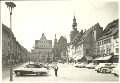 Foto Ak Lutherstadt Eisleben in Sachsen Anhalt, Blick auf einen Platz, Kaufhaus