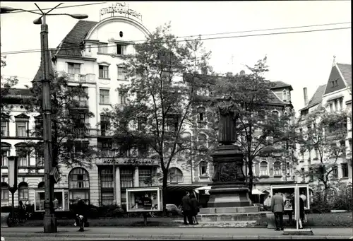 Ak Lutherstadt Eisenach in Thüringen, Straßenpartie, Brunnen