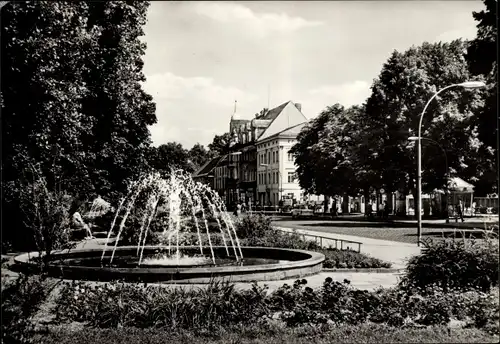 Ak Neuruppin in Brandenburg, Karl-Marx-Straße, Springbrunnen