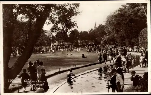 Ak Bournemouth Dorset England, Children's Corner, spielende Kinder am Wasser, Park