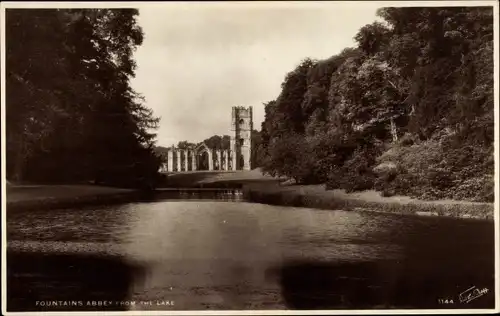 Ak North Yorkshire, Fountains Abbey from the Lake