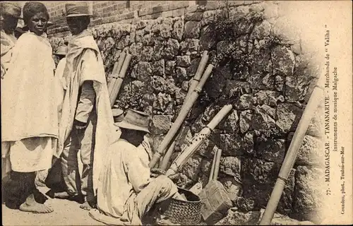 Ak Tananarive Madagaskar, Marchands de Valiha, instruments de musique Malgache