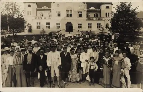 Foto Ak Bad Wörishofen im Unterallgäu, Menschen vor einem Kurhaus