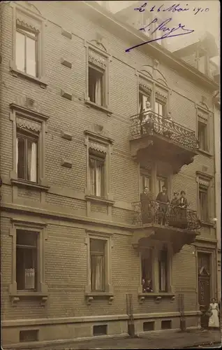 Foto Ak Freiburg im Breisgau, Wohnhaus, Menschen auf dem Balkon