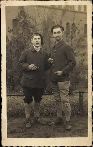 Foto Ak Kriegsgefangenenlager Burg b. M.?, französische Kriegsgefangene, zwei rauchende Männer 1918