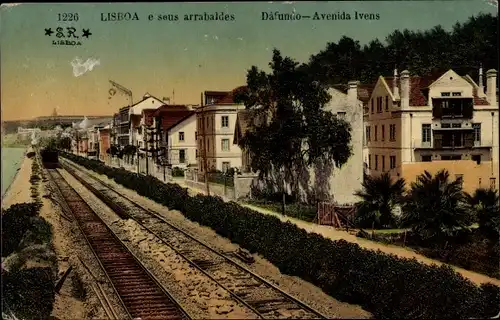 Ak Lisboa Lissabon Portugal, Dafundo, Avenida Ivens, Gleise, Häuserreihe