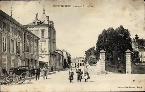 Ak Neufchateau Vosges, Avenue de la Gare, filles