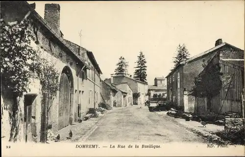 Ak Domrémy Lothringen Vosges, La Rue de la Basilique
