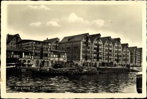 Ak Kaliningrad Königsberg Ostpreußen, Lastadie, Flusspartie mit Blick auf die Stadt, Lastkähne