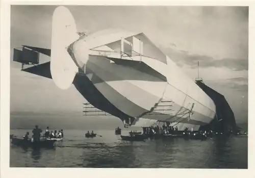 Sammelbild Zeppelin-Weltfahrten Bild 17 Vorkriegs-Luftschiffe, LZ 6 beim Einbringen in die Halle