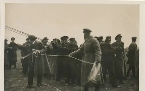 Sammelbild Zeppelin-Weltfahrten Bild 209, Moskau-Fahrt 1930, Sowjet-Haltemannschaft