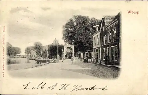 Ak Weesp Nordholland, Straßenpartie, Fluss, Passanten