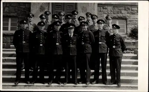 Foto Ak Feuerwehr ?, Männer in Uniform, Gruppenbild