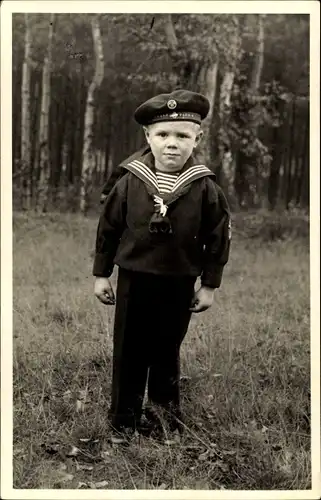 Foto Ak Kinderportrait, Kleiner Junge in Matrosenanzug, Mütze